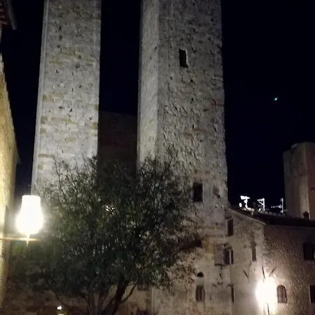 Sotto Le Mura Di Leonardo Apartment *