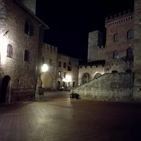 Sotto Le Mura Di Leonardo * San Gimignano